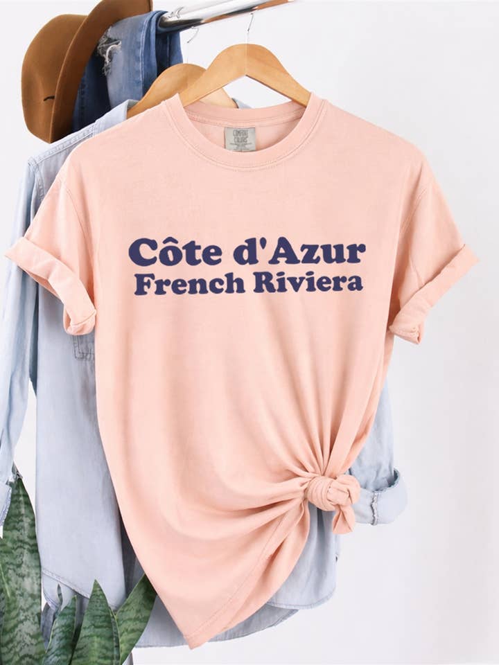 Franska Rivieran Typografi Komfortfärger T-shirt för wholesale av PINK NABI