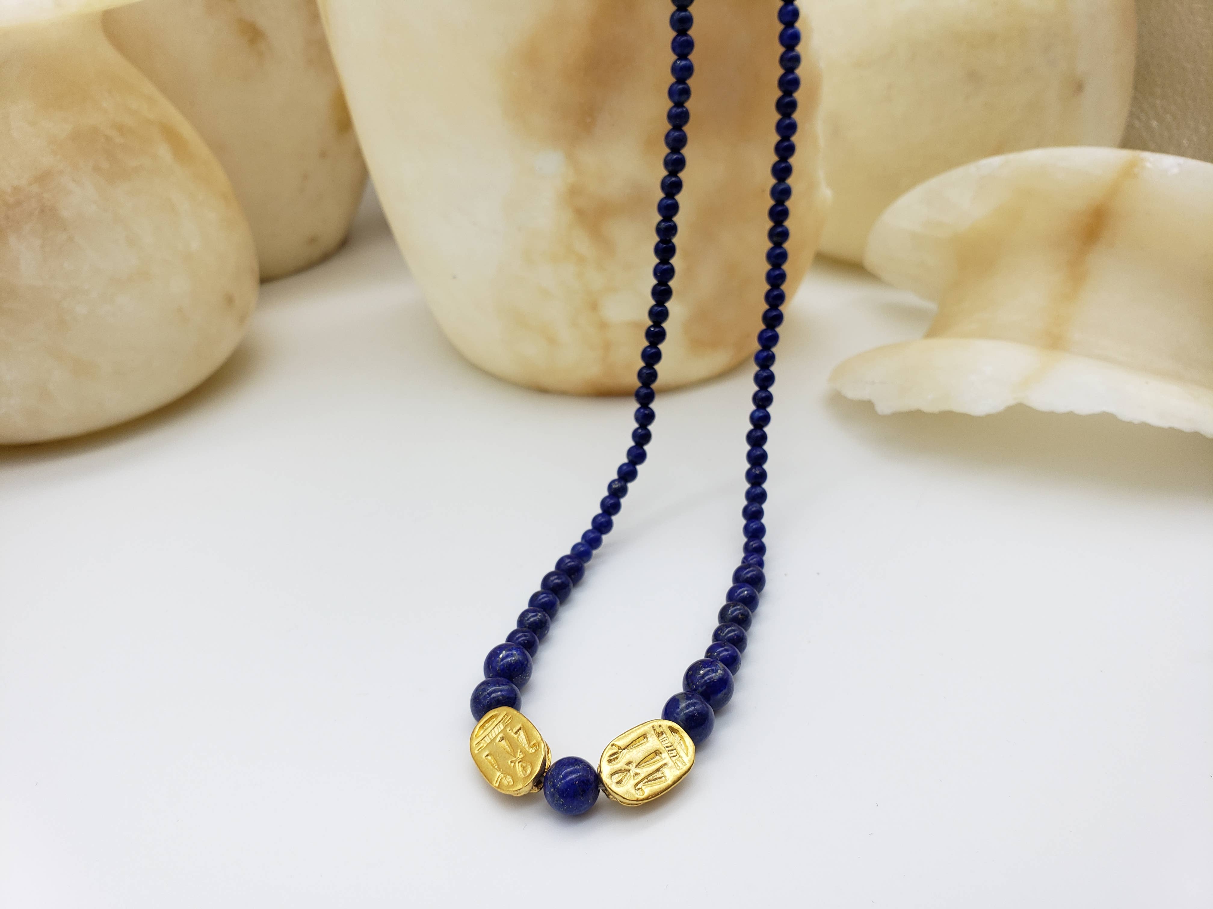 Discoveries, Inc. - Vendita all'ingrosso Collane di perline/perle - Collana con Scarabeo in Lapislazzuli Laureato - Ispirata all'Egitto4