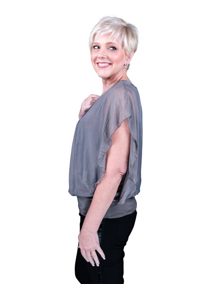 TINA Stephens Italy/Tees By Tina – Engroshandel Bluse - Dame – Aurora Flutter Fly Sleeve Silke Top m/Band Bund (BSS202)28