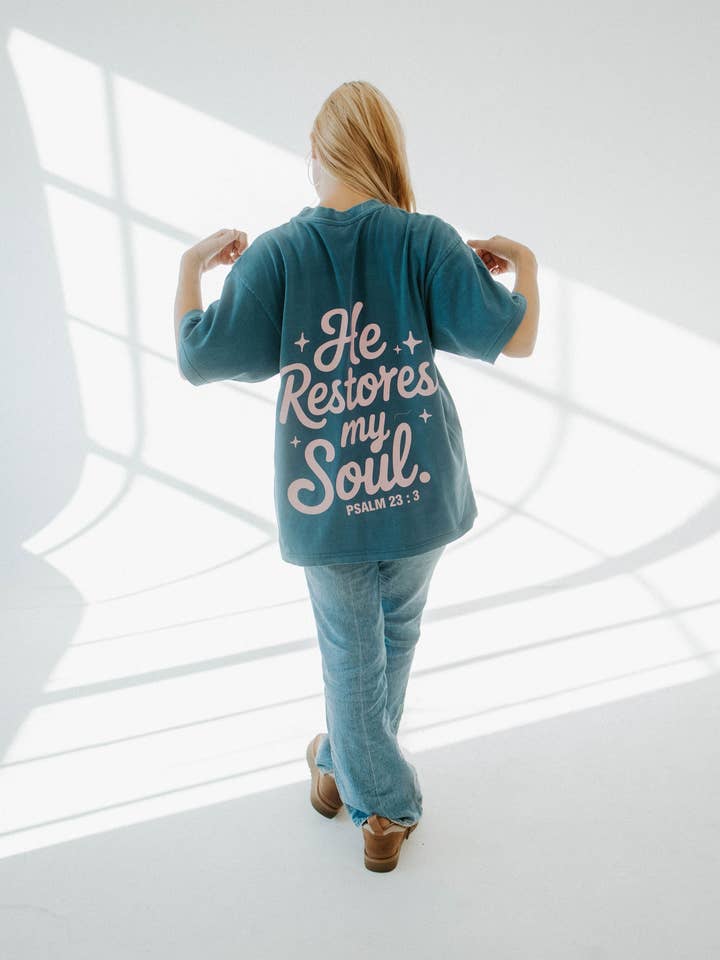 MAGLIETTA "HE RESTORES MY SOUL" IN BLU per la vendita all'ingrosso da parte di The Good News Apparel