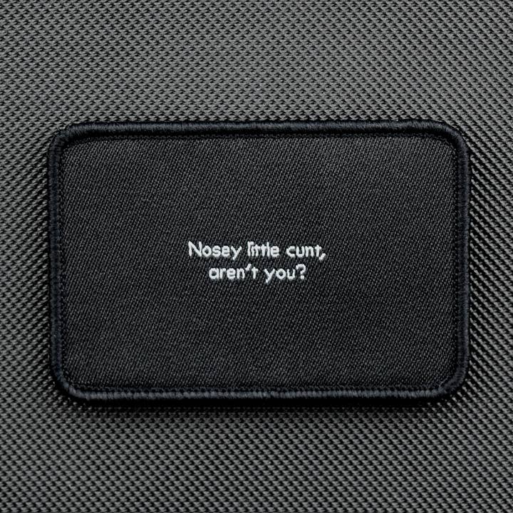 Nysgerrig lille røvhul, er du ikke? Vævet moralemærke for engroshandel hos BritKitUSA