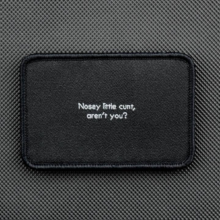 NEUGIERIGES KLEINES ARSCHLOCH, ODER? Gewebter Moralaufnäher für den Großhandel von BritKitUSA