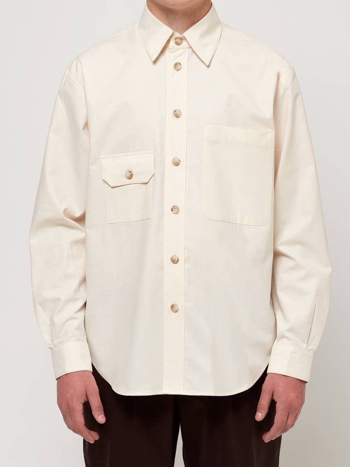 Chemise de tous les jours Atelier of Shades pour hommes en coton biologique sable pour la vente par Holland Sewing House