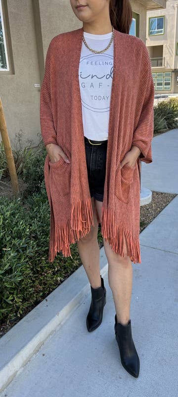 Justin & Taylor – wholesale Kofta - Dam – Harlow cardigan | Kimono-cardigan med fickor och fransad nederkant45