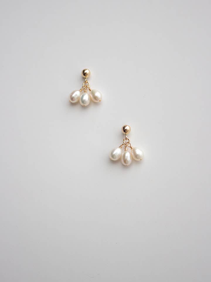 Orecchini a bottone con petali per la vendita all'ingrosso da parte di Christine Elizabeth Jewelry