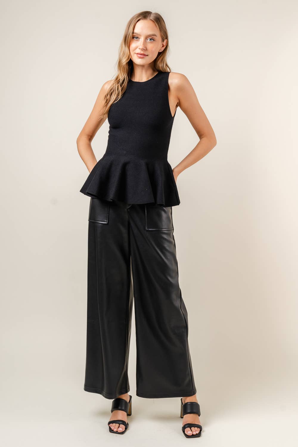 Fore Collection - Vendita all'ingrosso Camicetta - Donna - ELEGANTE TOP PEPLO MINIMALISTA CON SCOLLO TONDO IN MAGLIA TI5439FO10