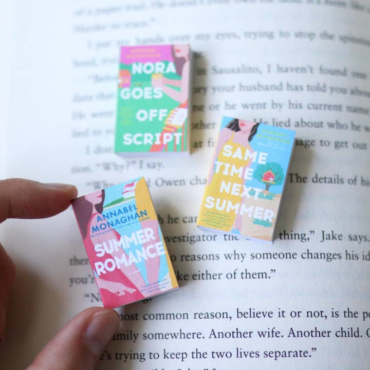 Mini Nora går utanför manus bokset av Annabel Monaghan för wholesale av The Sticker Shop