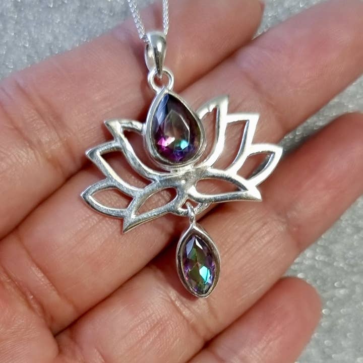 Pendentif Fleur de Lotus en Topaze Mystique | Argent Sterling 925, P6MT pour la vente par Mistry Gems