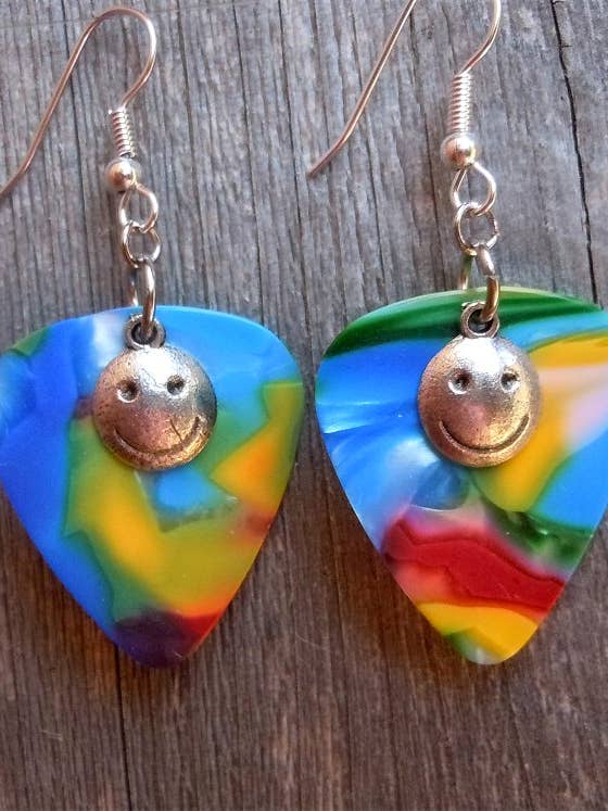 Pendientes con forma de púa para guitarra con forma de cara feliz, elige tu color para venta al por mayor de Simply Raevyn