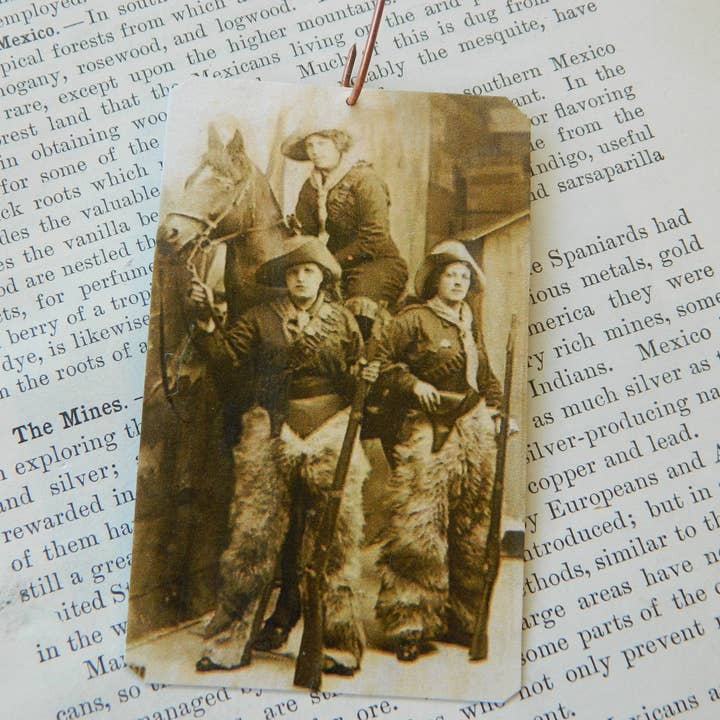 Ornament Cowgirls Drie dames met paard voor wholesale door Sarah Wood Studio