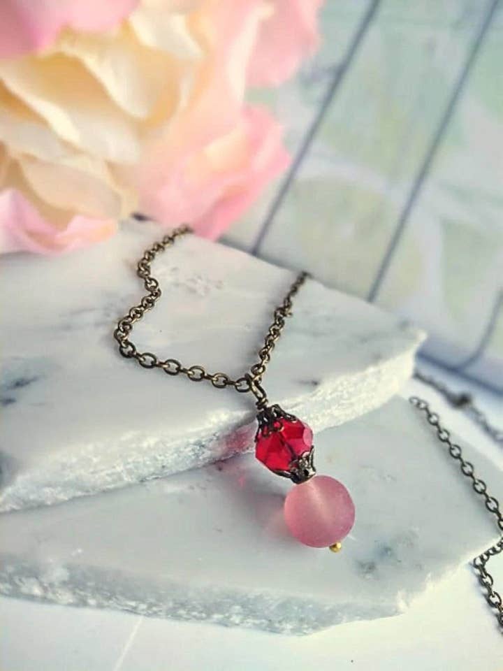 Rød Glasvedhæng Halskæde med Perlevedhæng for engroshandel hos Bad Apple Designs