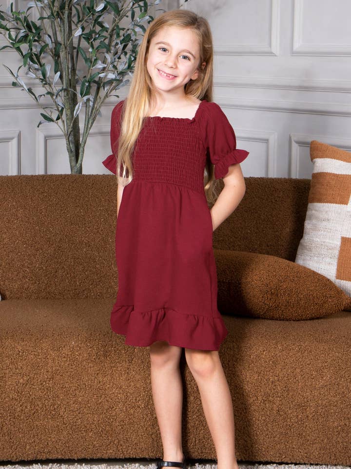 Loven x Mini Momo – Großhandel Kleid – Kinder – Kinderkleid mit gerafftem Mieder, kurzen Puffärmeln und Volant, Midi aus Crêpe0