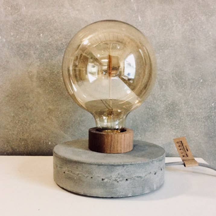 Lampada da tavolo in cemento fatta a mano AROEIRA M per la vendita all'ingrosso da parte di Musgo Design