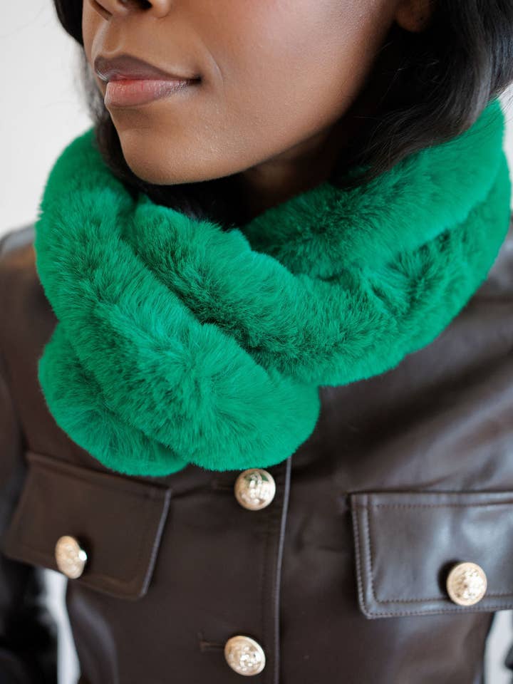 Grüner Kunstpelz-Snood-Schal- WS für den Großhandel von Lisi Lerch