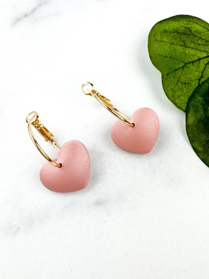 Pendientes tipo argolla con forma de corazón hinchado, con forma de gota de arcilla para San Valentín, color rosa suave para venta al por mayor de Light Shine