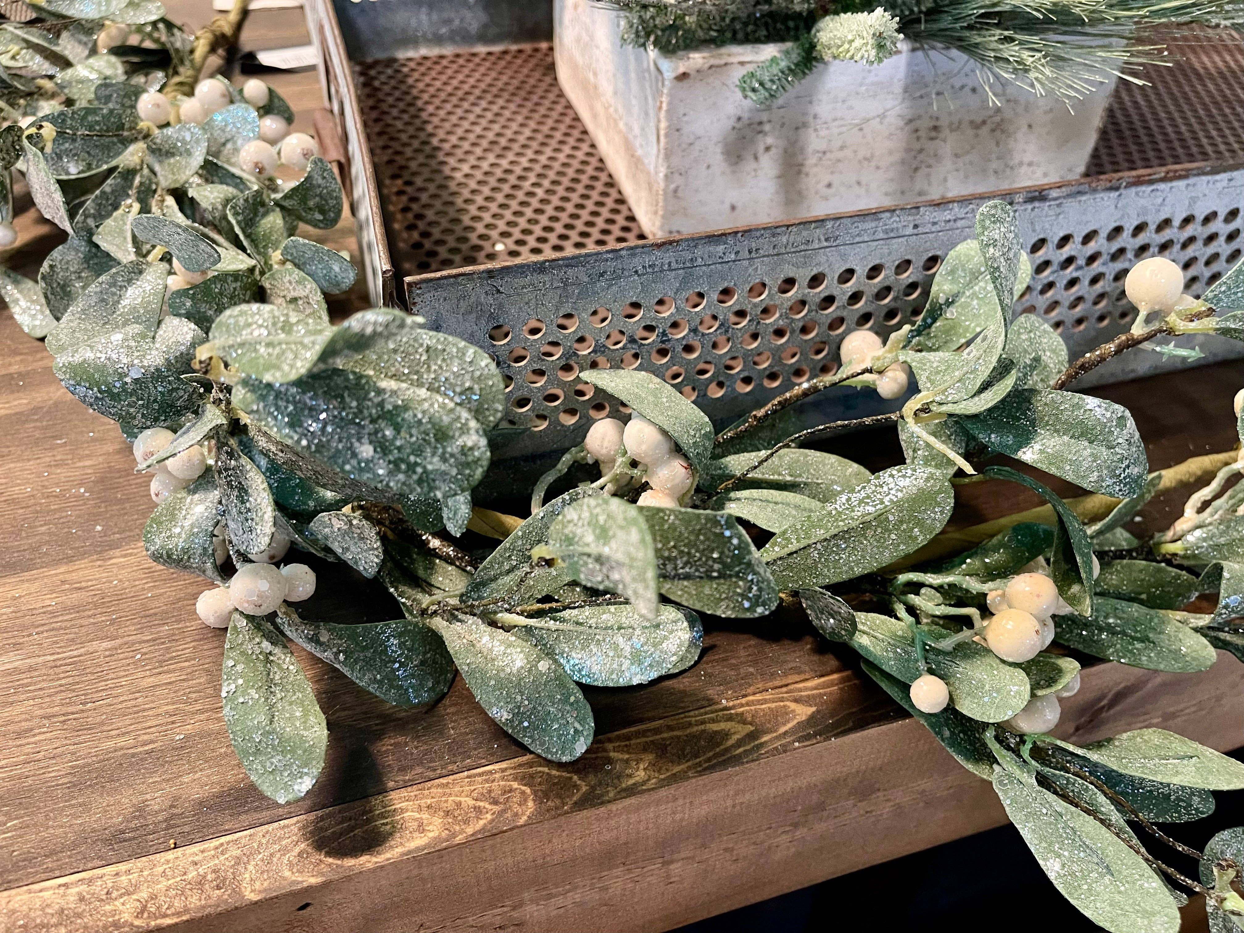 Vintage Market & Co – wholesale Decorative tabletop object – WHOLESALE White Berry Mistletoe Garland 4'2