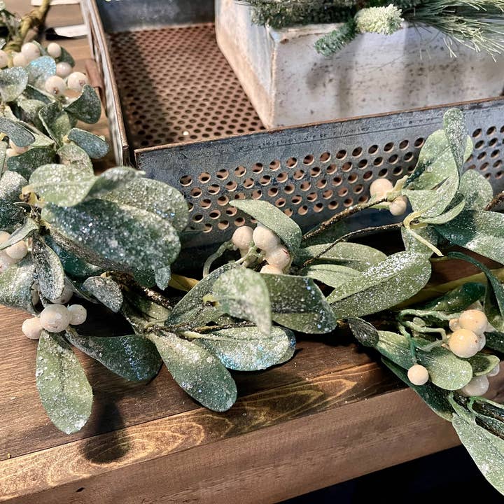 Vintage Market & Co – wholesale Decorative tabletop object – WHOLESALE White Berry Mistletoe Garland 4'2