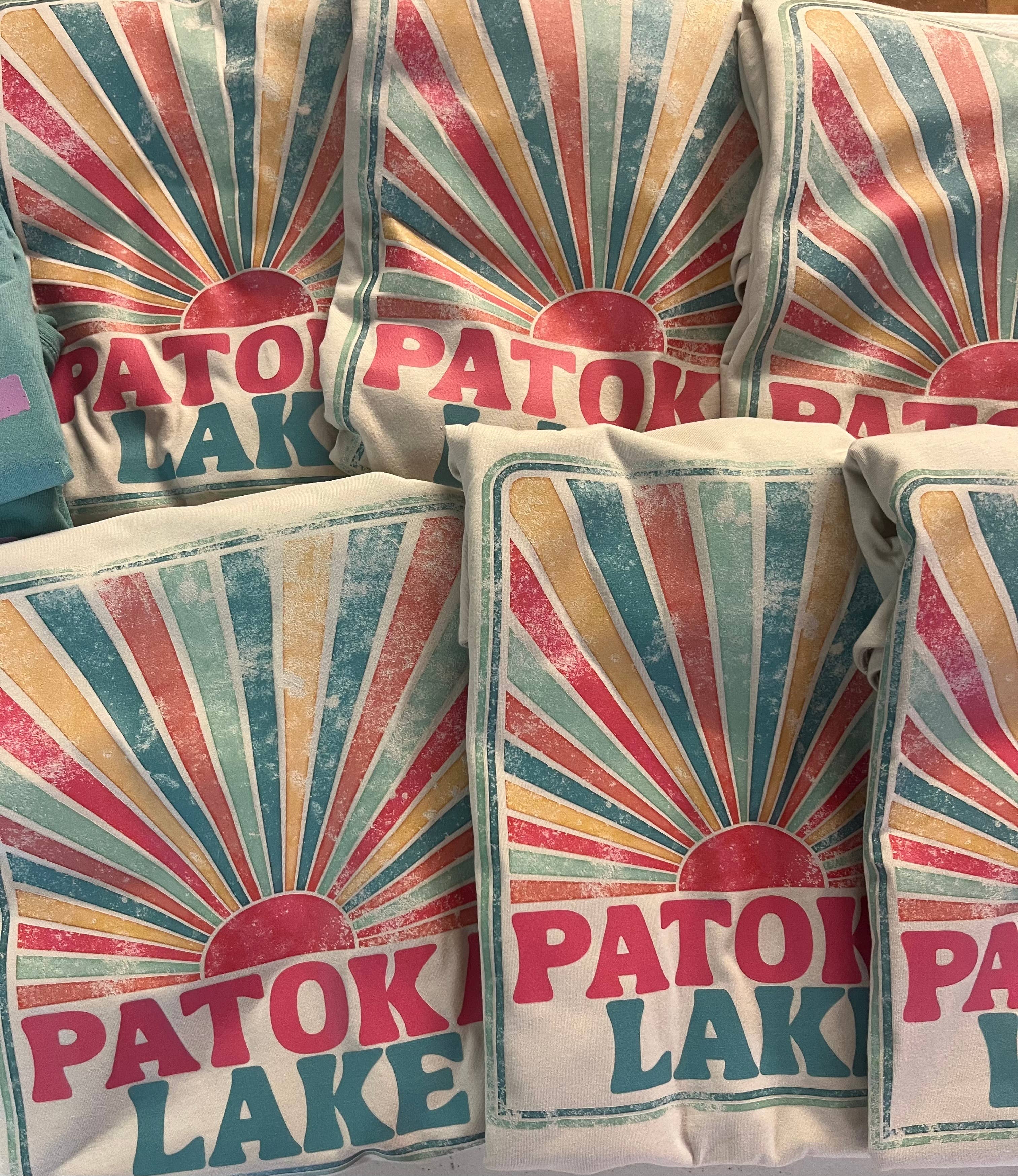 Pó de Urze Bella T-shirt Lago Sunburst | Personalizado para a sua área para venda a revendedores na Faire2