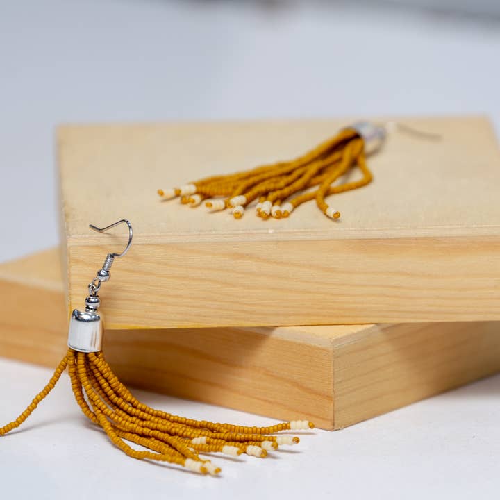 Quaste Ohrringe - Senf für den Großhandel von Zuri Styles