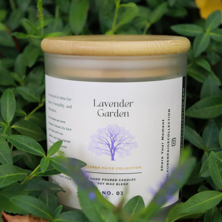 Lavender Garden | Classico | Candela in cera di soia | 12 oz. per la vendita all'ingrosso da parte di Lauren Paige Collection