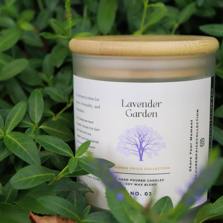 Lavender Garden | Classico | Candela in cera di soia | 12 oz. per la vendita all'ingrosso da parte di Lauren Paige Collection
