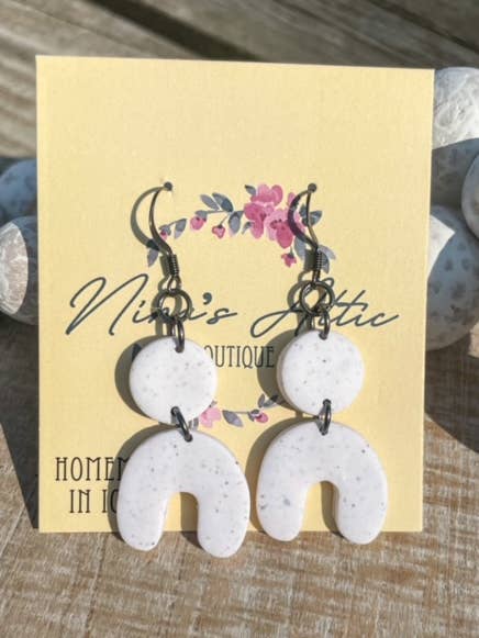 Boucles d'oreilles en argile à petite arche poivrée pour la vente par Nina’s Attic
