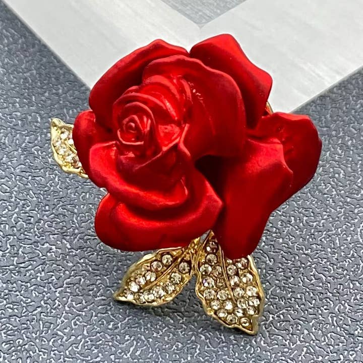 Broche Fleur Rose Rouge pour la vente par Mio Queena