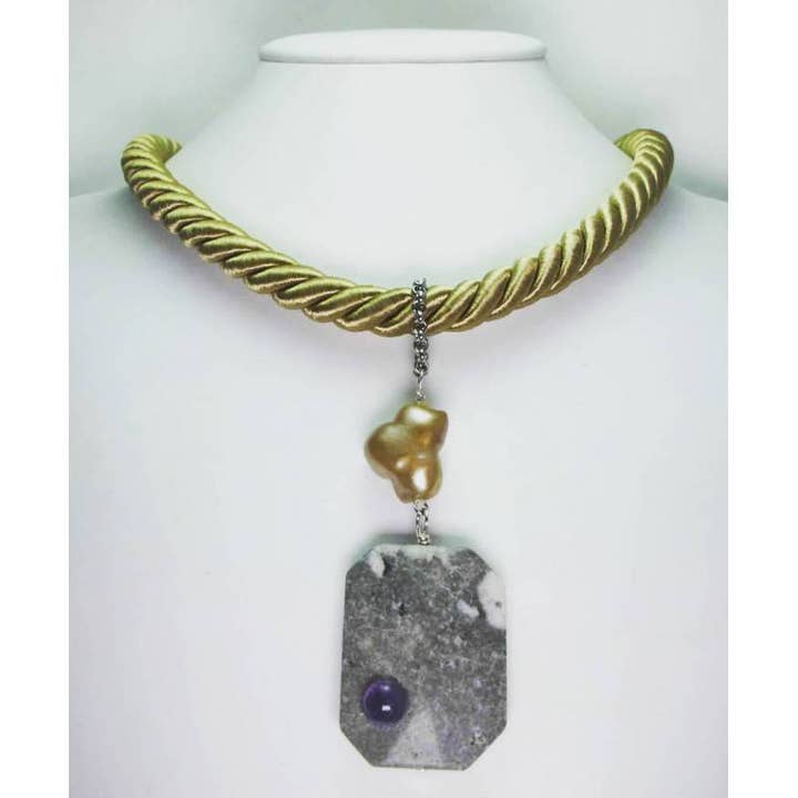 Collana in seta oro con diaspro grigio, perla barocca för wholesale av Giulia Sorvillo di Serino