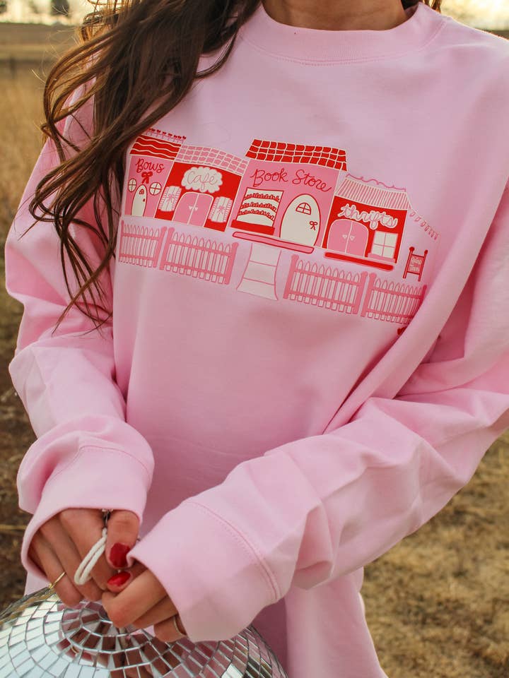 Pull à col rond Cozy Village rose pour la vente par Raine Company
