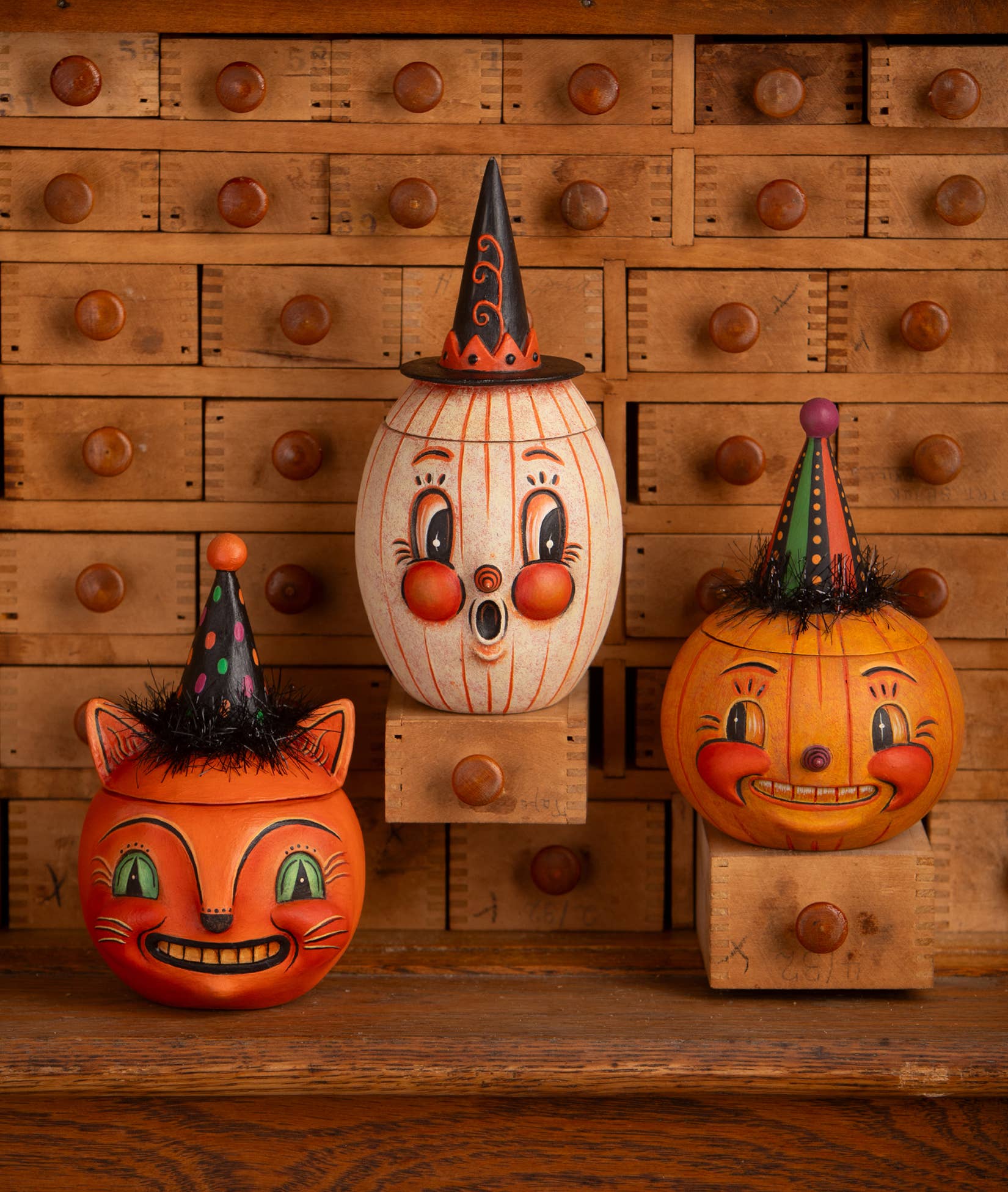 Bethany Lowe Designs - Wholesale Decorative Figurine - Jackie Yell-o-ween3