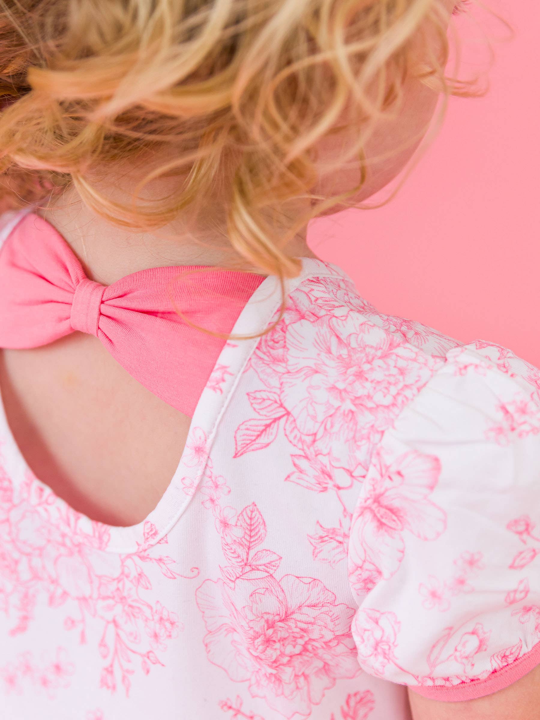 Rosa Flickors rosa fjärilsträdgård toile puff kortärmad klänning med rosett och snurrkjol för wholesale på Faire5