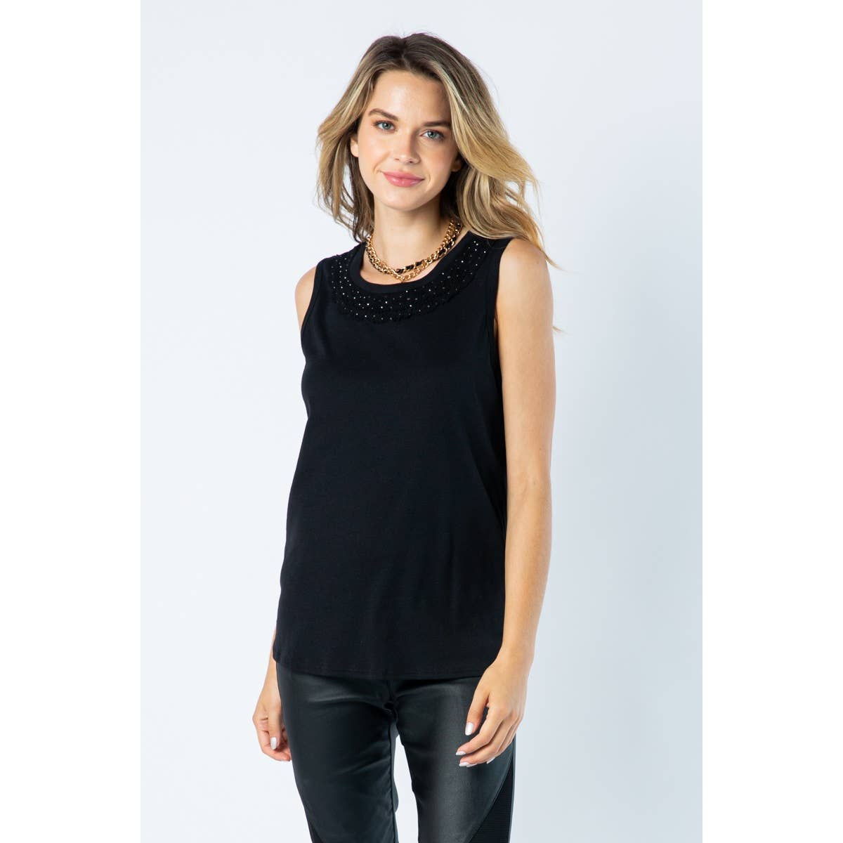 PRETO TOP DE MALHA COM DECOTE REDONDO E APLICAÇÕES DE CRISTAIS para venda a revendedores na Faire2