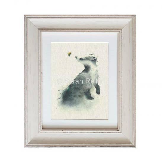 Stampa incorniciata in formato medio con tasso e ape per la vendita all'ingrosso da parte di Love Country