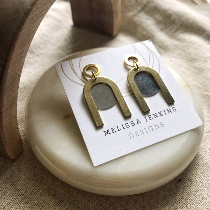 Pendientes de arco corto de latón y plata con poste circular para venta al por mayor de Melissa Jenkins Designs