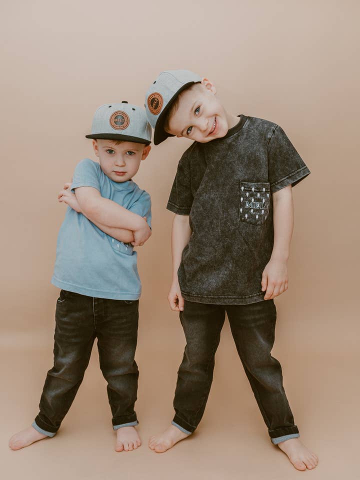 Blaues Acid Wash T-Shirt mit Tasche für den Großhandel von Melt Children's Clothing