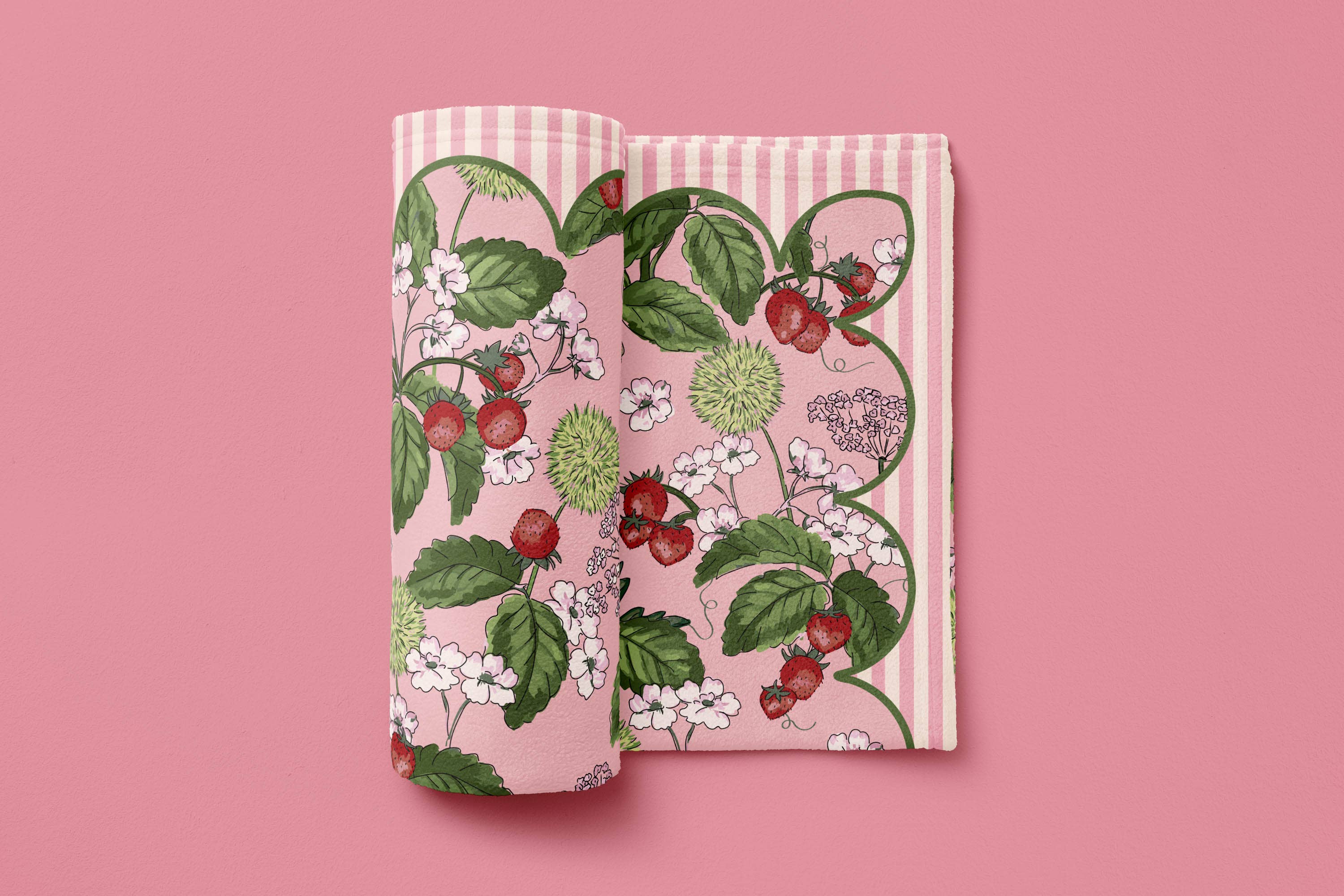 Oh So Daisy – wholesale Throw blanket – WOODLAND STRAWBERRY FLEECE BLANKET 2