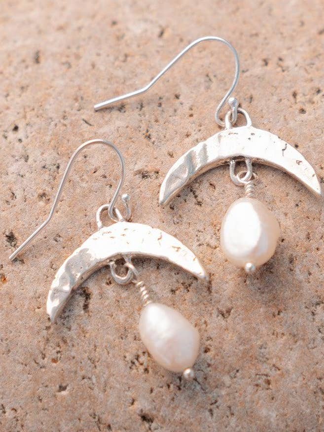 Orecchini Cressida Silver Pearl Moon per la vendita all'ingrosso da parte di Dea Dia