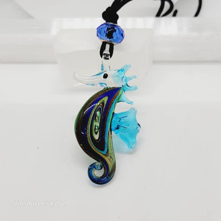 Collar de caballito de mar de cristal colorido, bohemio, hecho a mano para venta al por mayor de The Raven's Edge