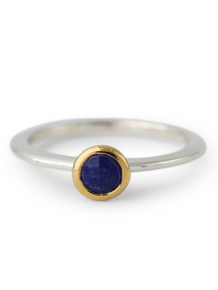 Bague en argent partiellement dorée avec lapis | Fine flat pour la vente par Campur GmbH