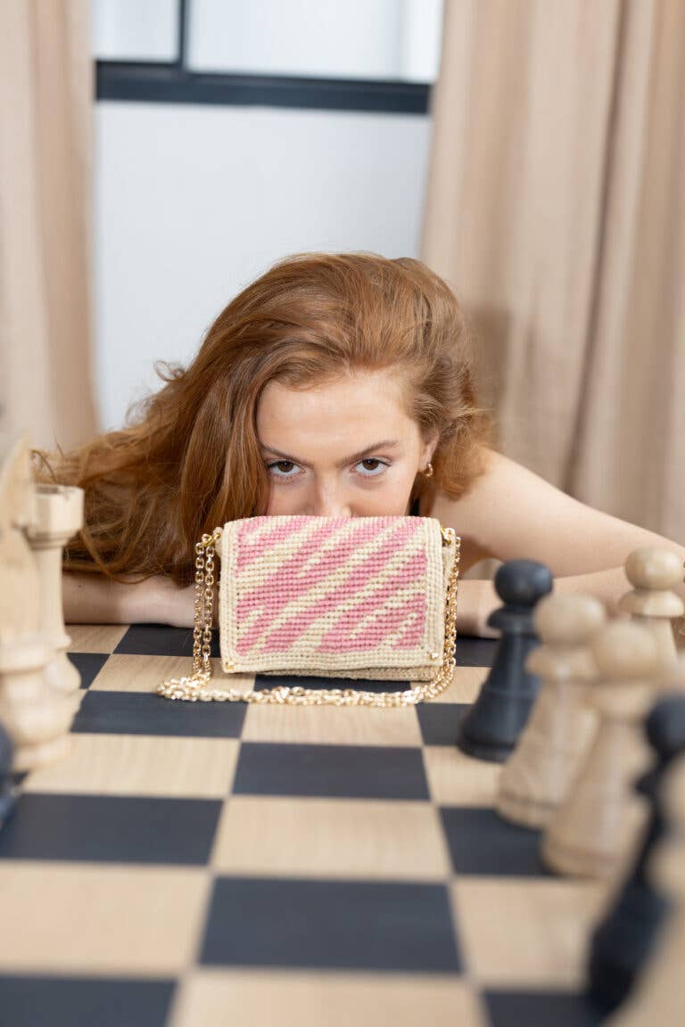 Sanabay – Großhandel Messenger Bag – Damen – Mini Nina Wild Rose Raffia-Tasche mit Kettenriemen2