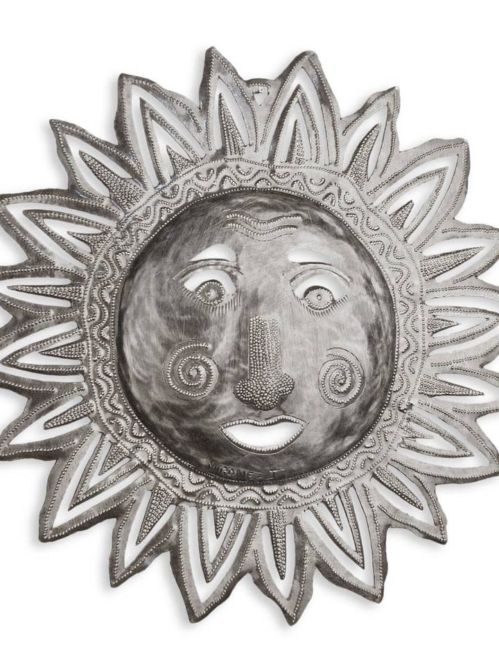 Décoration murale en métal haïtienne Sunshiny, issue du commerce équitable pour la vente par Beyond Borders