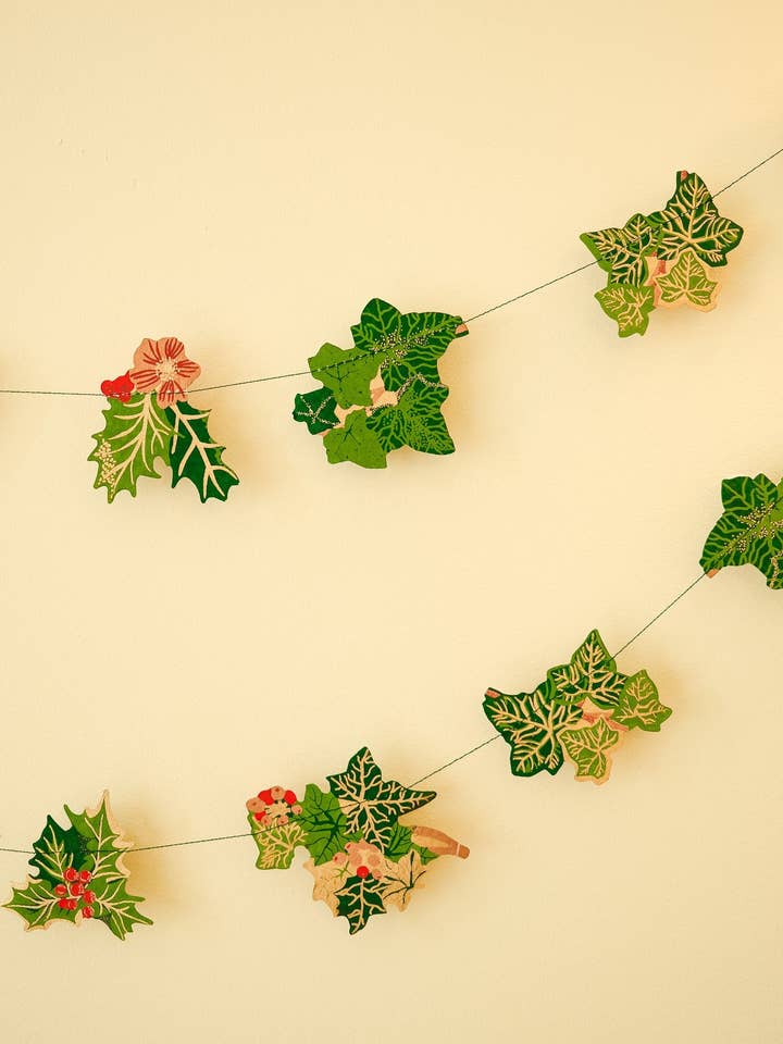 GUIRLANDE COUSUE DE HOUX ET DE LIERRE pour la vente par East End Press