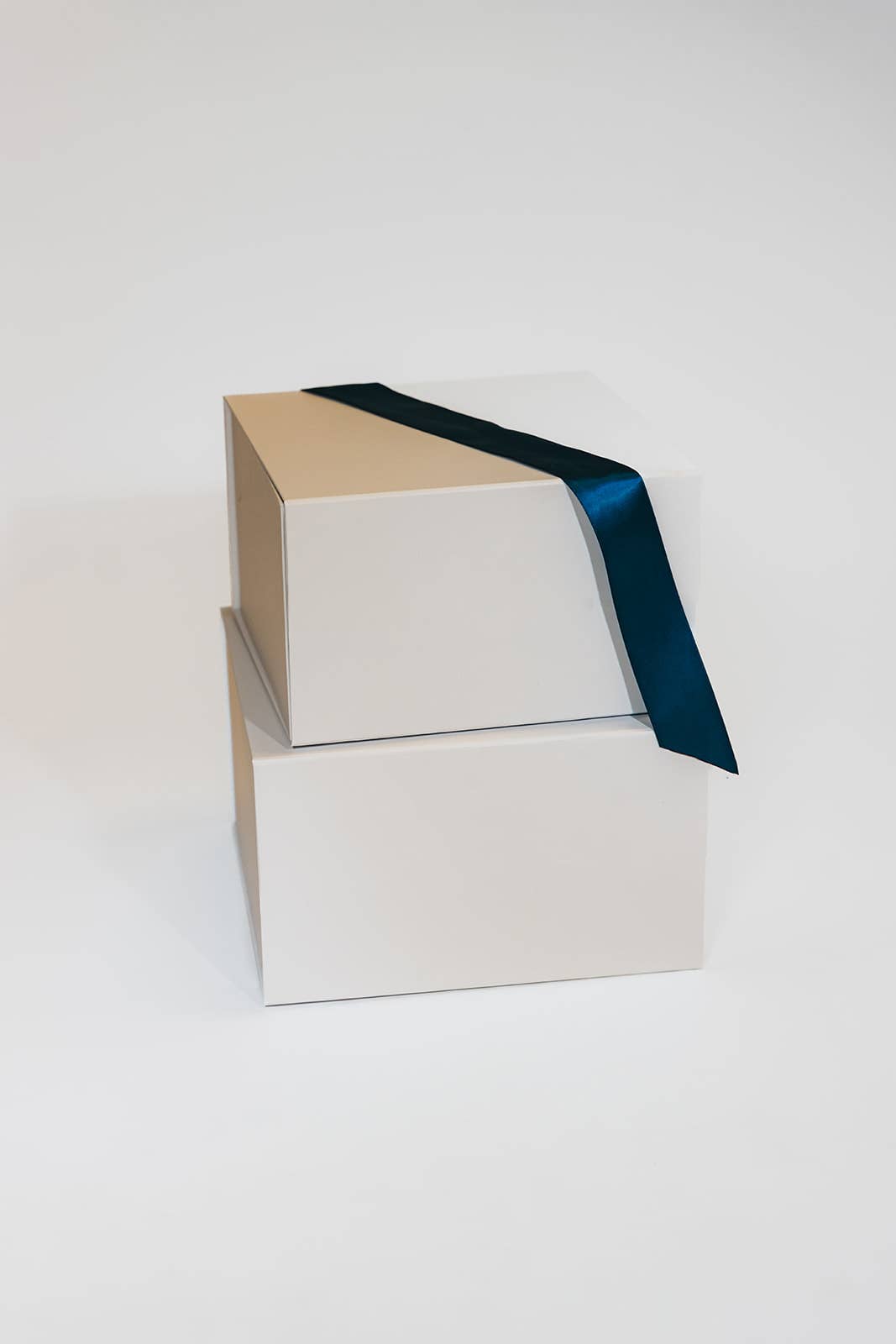 Giften Market - Wholesale Gift Box - Magnetic White Folding Gift Box - Luxury Gift Wrap4