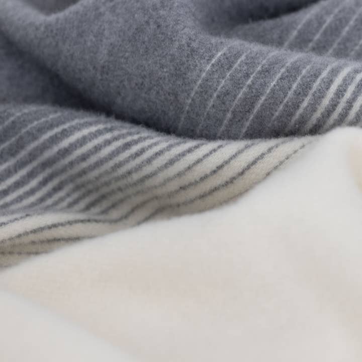 Coperta da letto in merino/cashmere IVORY MIST - matrimoniale per la vendita all'ingrosso da parte di MoST