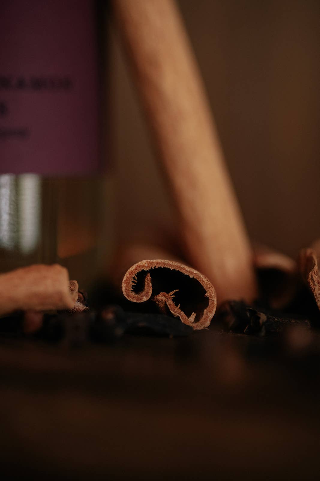 Woodsy Homelife – Vela em jarro/copo por atacado – Vela de soja pura 400 g com canela e cravo em latão maciço3