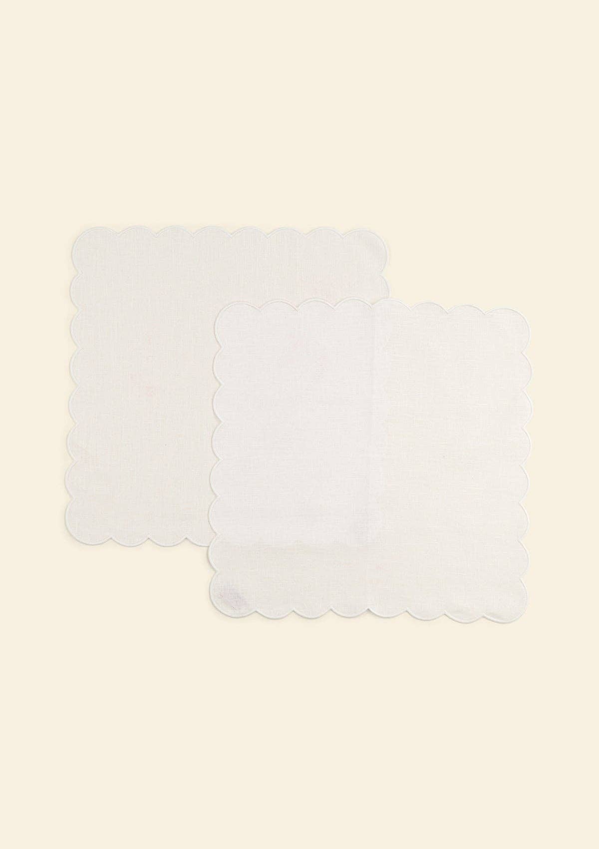 Scalloped white linen napkins (set of 2) for wholesale on Faire1