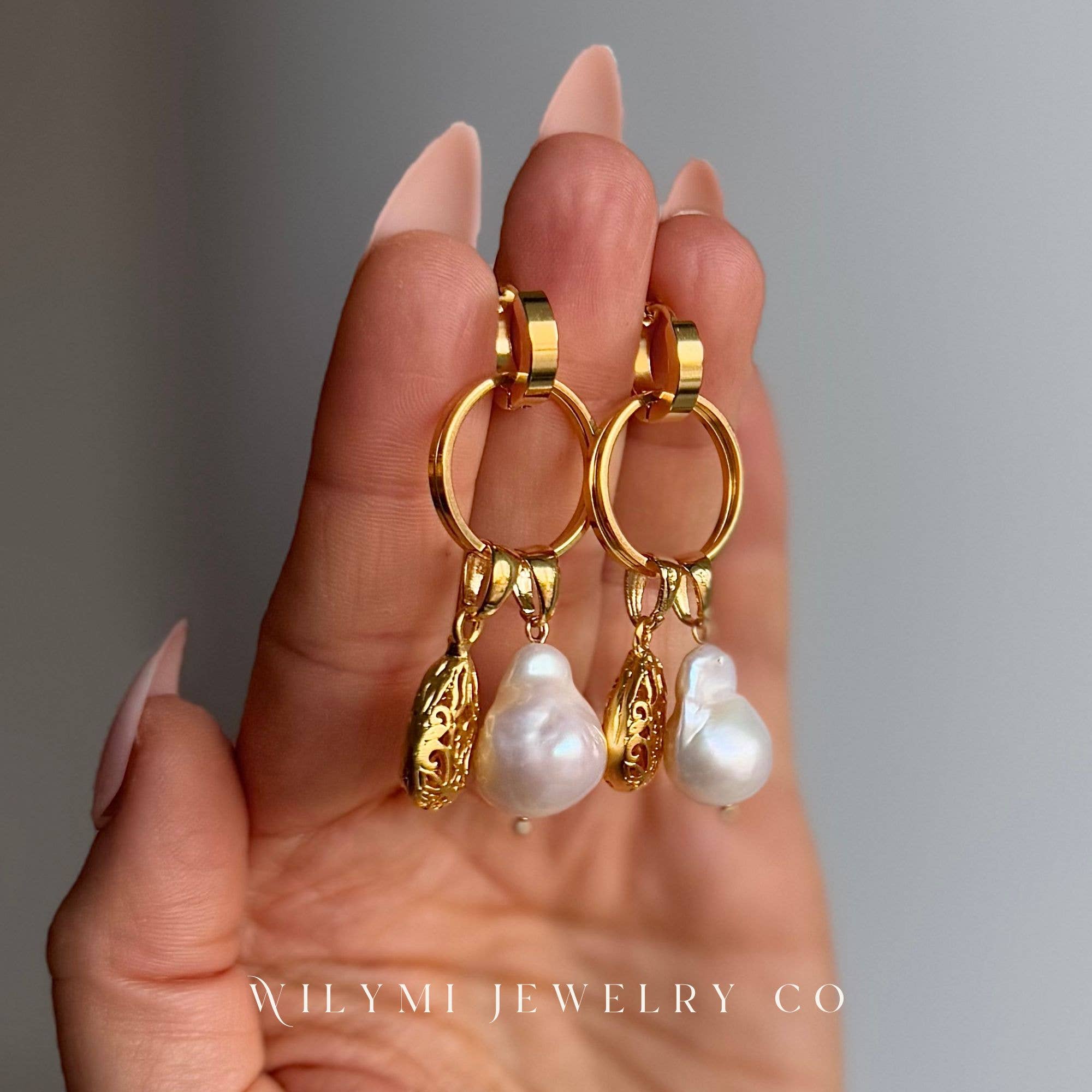 WILYMI Jewelry Co - Vente Boucles d'oreilles pendantes - Créoles baroques multifonctions CLARITY avec perles | Doré8