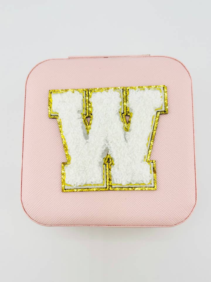 Étui à bijoux de voyage en forme de lettre W en rose pour la vente par Bella Blu Designs