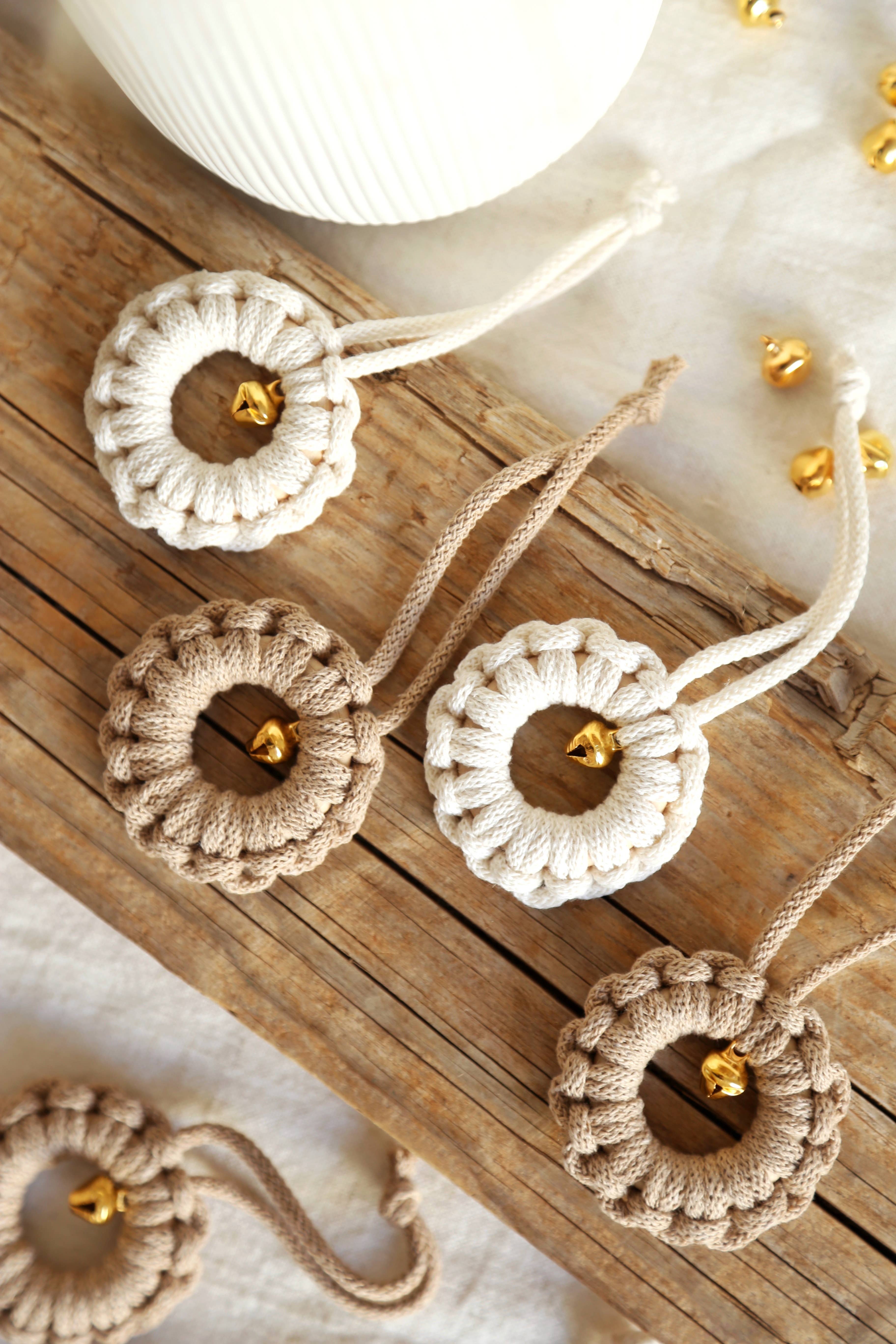 The Frenchie Knot - Vendita all'ingrosso Decorazione natalizia - Corona natalizia in macramè con campanella3