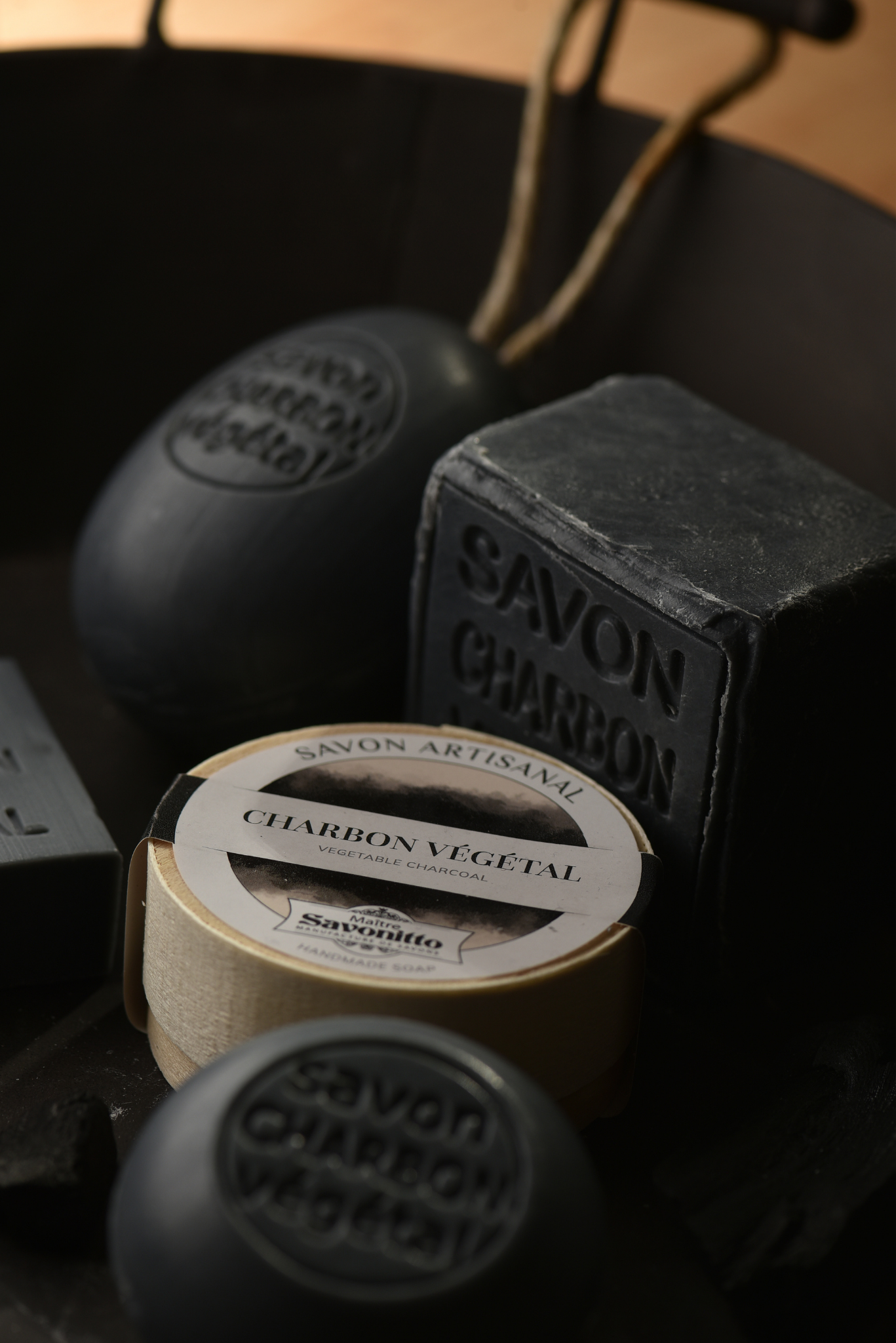 MAITRE SAVONITTO - Wholesale Zeepblok - Ovale zeep met plantaardige houtskool aan touw, 200 g2